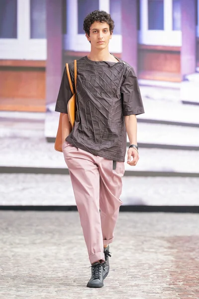 Look 16